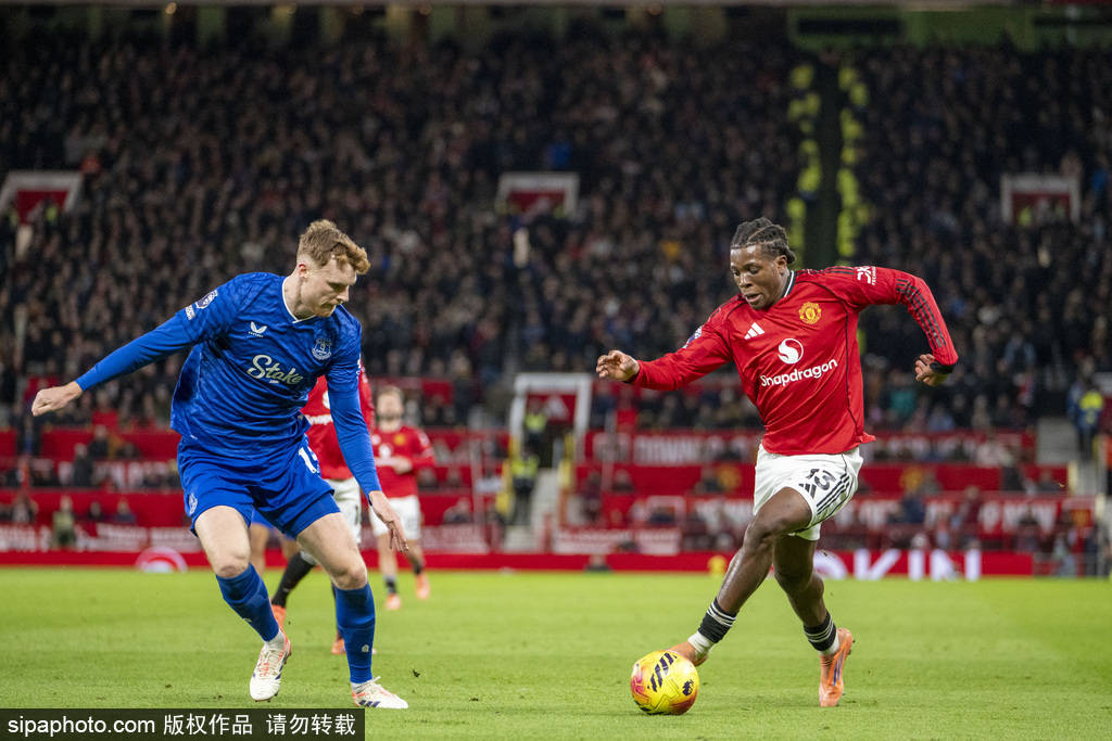 C罗挑战机器人守门员，射门频频被挡出，最后抓住漏洞进球