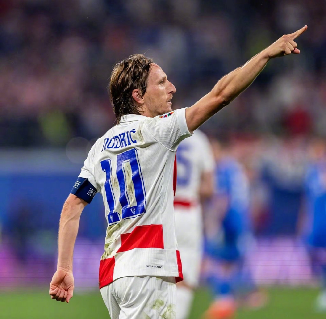 环足奖年度最佳总监候选：坎波斯、爱德华兹&理查德-休斯在列