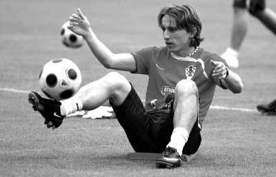 马塞洛儿子恩佐代表皇马在青年欧冠首秀，马塞洛在场边见证