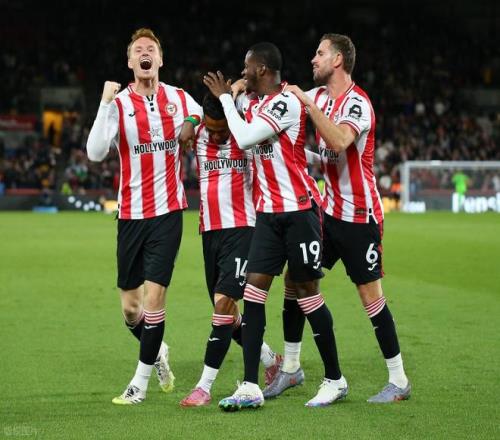 足球中超球队失误频频，主帅暴怒